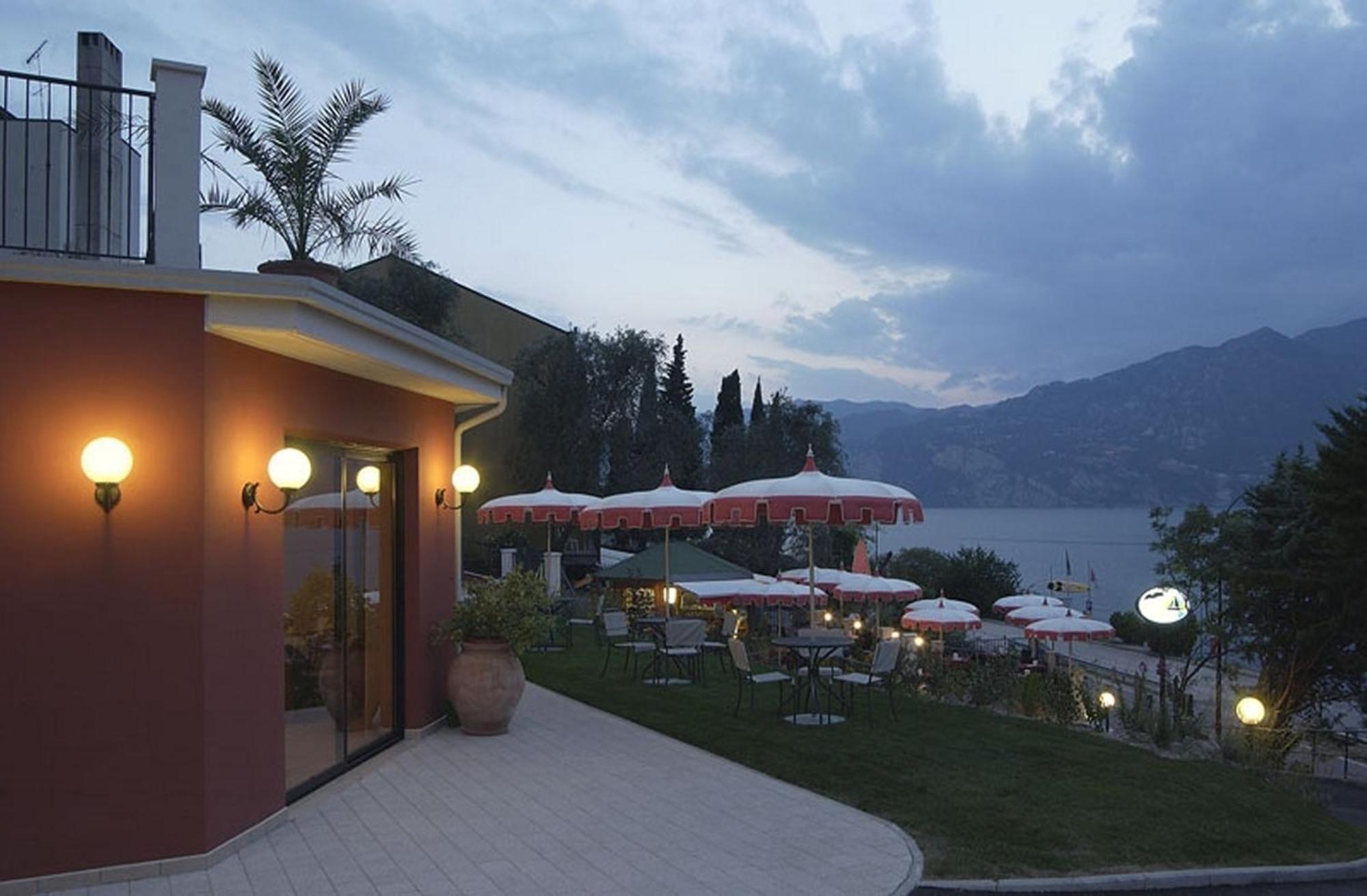 Hotel Oasi Beach Malcesine Kültér fotó